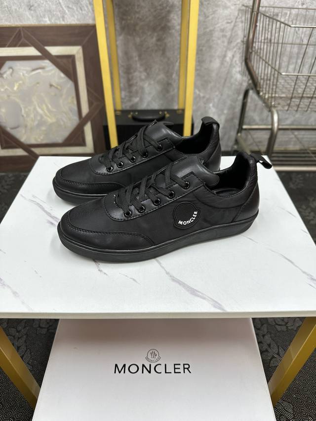 Moncler 休闲运动鞋，头层牛皮搭进口网布面料柔软舒适透气 一脚蹬设计理念合脚大气 真头层羊皮内里透气 橡胶大底耐磨防滑舒适度非常不错size:38-46